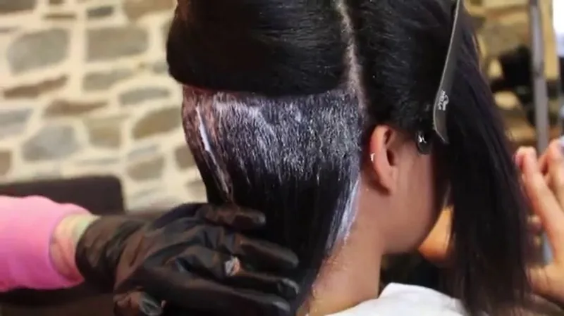 Application défrisage en salon